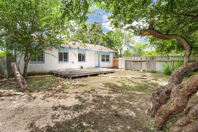 Adorable bungalow tucked away on a private street just moments - photo 29