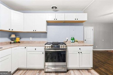 Nestled in a quiet small neighborhood, this timeless 1960 - photo 12