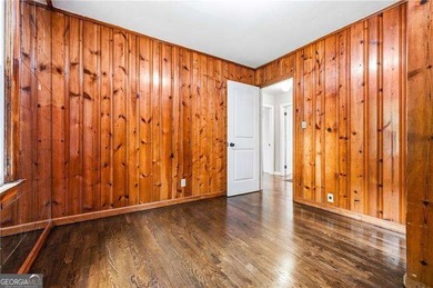 Nestled in a quiet small neighborhood, this timeless 1960 - photo 17