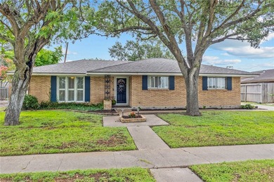 What a darling home in a very desired neighborhood! 3/2/2 with 2 - photo 1