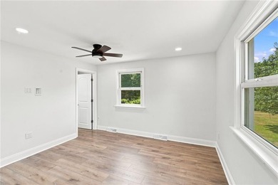 Beautifully renovated from top to bottom, this 3-4 bed, 2 full - photo 12