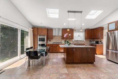 Bright and spacious Colonial, impeccably maintained and - photo 14