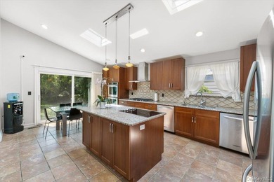 Bright and spacious Colonial, impeccably maintained and - photo 15
