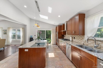 Bright and spacious Colonial, impeccably maintained and - photo 16