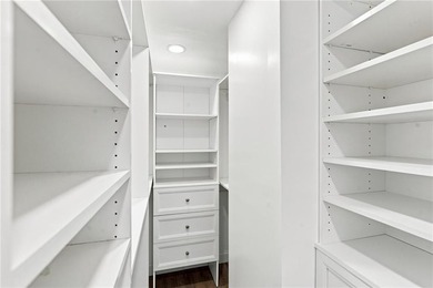 Beautifully renovated from top to bottom, this 3-4 bed, 2 full - photo 16
