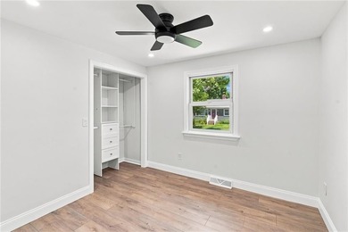 Beautifully renovated from top to bottom, this 3-4 bed, 2 full - photo 18