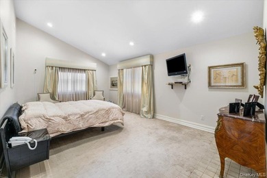 Bright and spacious Colonial, impeccably maintained and - photo 22