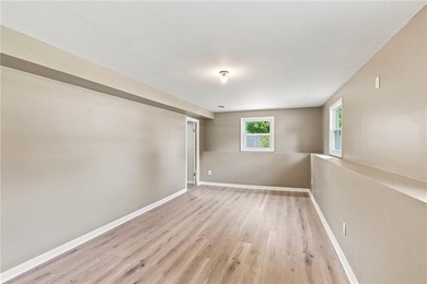 Beautifully renovated from top to bottom, this 3-4 bed, 2 full - photo 22