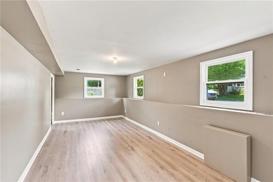 Beautifully renovated from top to bottom, this 3-4 bed, 2 full - photo 23