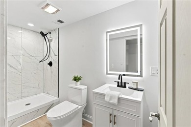 Beautifully renovated from top to bottom, this 3-4 bed, 2 full - photo 25