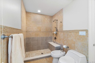 Bright and spacious Colonial, impeccably maintained and - photo 26