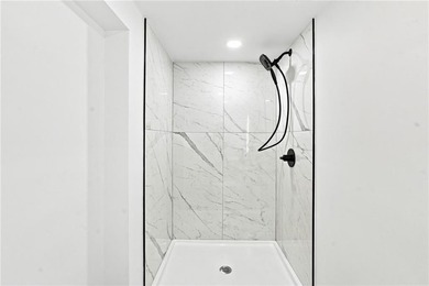 Beautifully renovated from top to bottom, this 3-4 bed, 2 full - photo 26