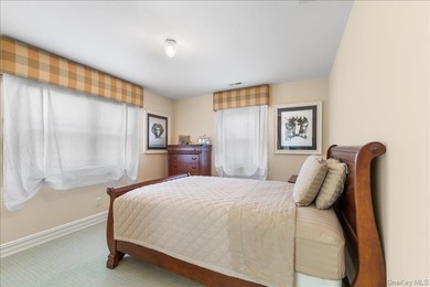 Bright and spacious Colonial, impeccably maintained and - photo 27