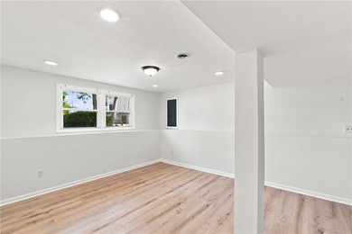 Beautifully renovated from top to bottom, this 3-4 bed, 2 full - photo 27