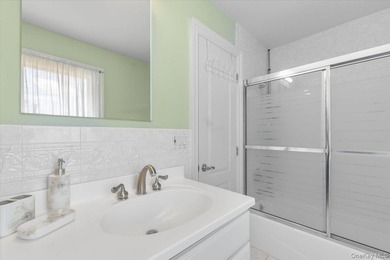Bright and spacious Colonial, impeccably maintained and - photo 28