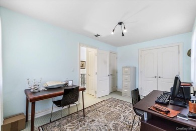 Bright and spacious Colonial, impeccably maintained and - photo 30