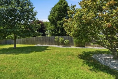 Beautifully renovated from top to bottom, this 3-4 bed, 2 full - photo 30