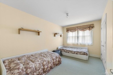 Bright and spacious Colonial, impeccably maintained and - photo 31