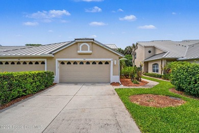 Stunning end-unit, furnished townhouse filled w/ natural light - photo 3