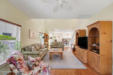Stunning end-unit, furnished townhouse filled w/ natural light - photo 8