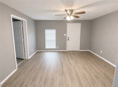 GREAT INCOME PRODUCING DUPLEX, BOTH UNITS HAVE 2 BEDS AND A BATH - photo 17