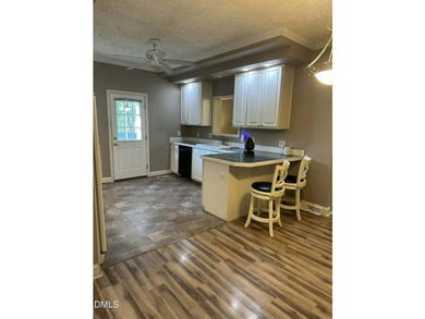 Welcome to 121 Santee Drive in the gated Lake Royale community! - photo 9