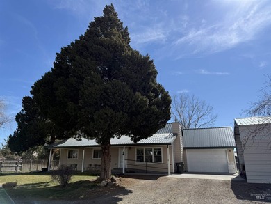 Welcome to 273 W. Snake River Ave in Glenns Ferry, Idaho - a