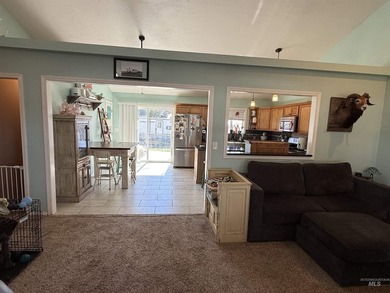 Welcome to 273 W. Snake River Ave in Glenns Ferry, Idaho - a