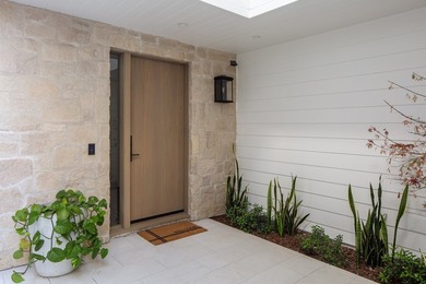 Stunning fully furnished luxury lease featuring a 2 bedroom, 2.5 - photo 2