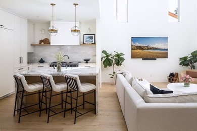 Stunning fully furnished luxury lease featuring a 2 bedroom, 2.5 - photo 4