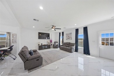Welcome to this beautifully maintained 4-bedroom, 3-bathroom - photo 4
