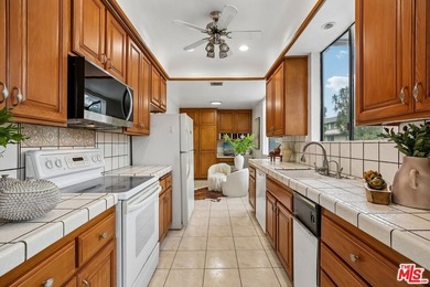 Bright and peaceful corner unit in the heart of Marina del Rey - photo 3