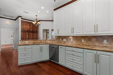 Welcome to this move-in ready, Acadian style home, featuring 5 - photo 11
