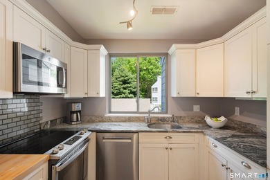 Welcome to Rowayton Woods! Conveniently located just minutes - photo 8
