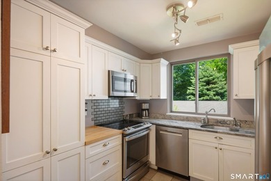 Welcome to Rowayton Woods! Conveniently located just minutes - photo 9