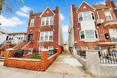 Offered for the first time, this charming and well-maintained - photo 2