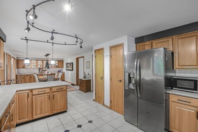 Welcome to Hideaway Hills and this spacious, beautifully updated - photo 19