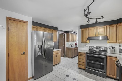 Welcome to Hideaway Hills and this spacious, beautifully updated - photo 20
