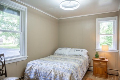 Cute as a button and completely refreshed! This charming 2-bed - photo 13