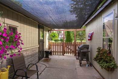 Cute as a button and completely refreshed! This charming 2-bed - photo 17
