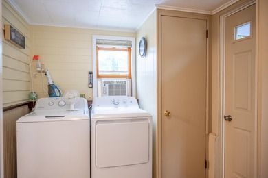 Cute as a button and completely refreshed! This charming 2-bed - photo 20
