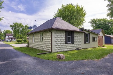 Cute as a button and completely refreshed! This charming 2-bed - photo 22