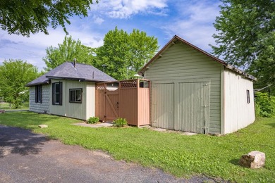 Cute as a button and completely refreshed! This charming 2-bed - photo 23