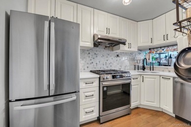 Welcome to this beautifully renovated Beechwood model in Oak - photo 2