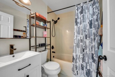Welcome to this beautifully renovated Beechwood model in Oak - photo 10