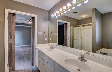Beautiful updated home with a split floor plan. 3 bed/2 bath - photo 21
