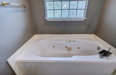 Beautiful updated home with a split floor plan. 3 bed/2 bath - photo 22