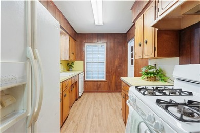 Welcome to 1821 Hawthorne, a solid home with classic character - photo 8