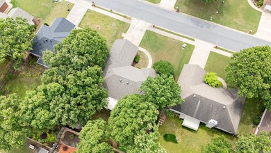 Beautiful updated home with a split floor plan. 3 bed/2 bath - photo 45