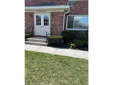 Lovely One bedroom (End Unit )Lower level Coop, Plenty of - photo 1